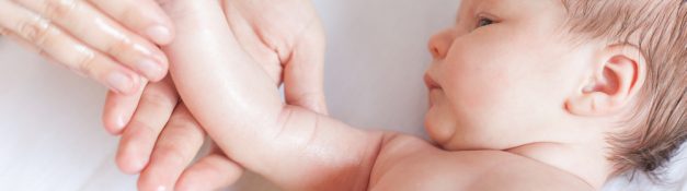 Babyoljans mångsidiga roll i barnets hudvård